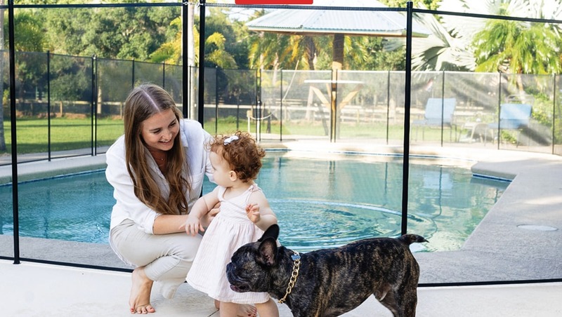 Pool with mesh safety fence removable