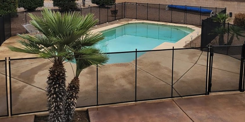 Pool with mesh safety fence removable